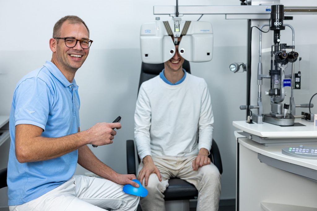 Optiker beim Sehtest