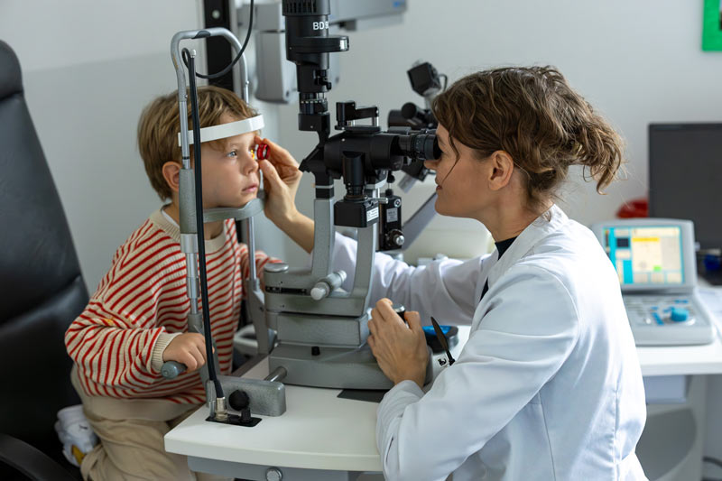 Untersuchung eines kleinen Jungen