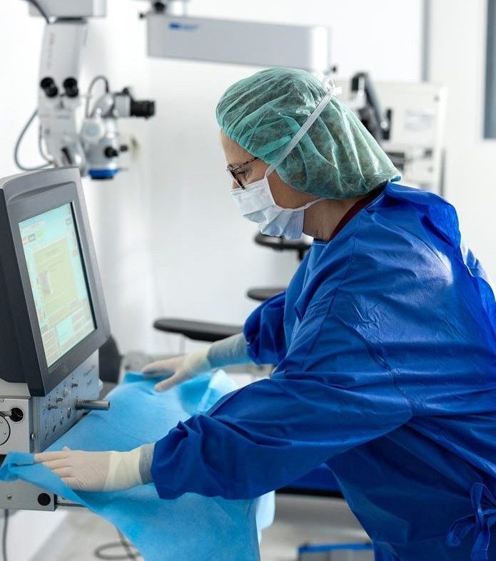 OP-Schwester bei der Vorbereitung